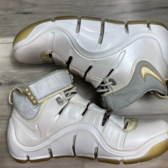 Nike Other - Nike Zoom LeBron 4 White Chrome size 12